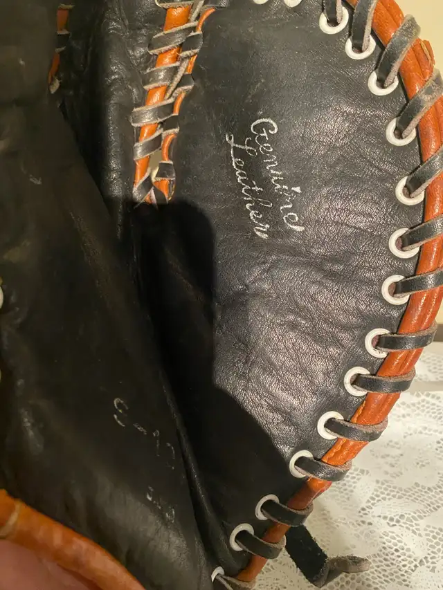 Vintage Mastercraft S-1041 Leather Baseball Glove in Baseball & Softball in Hamilton - Image 4