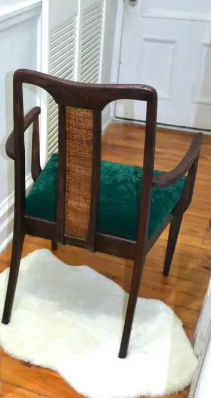 Vintage Wood / Rattan Chair With Emerald Green velvet Seat -$125 in Chairs & Recliners in City of Montréal - Image 3