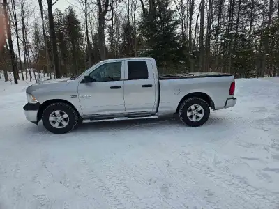 2017 Ram SLT 5.7 Hemi,152,000kms. New rocker panels,chrome running boards, soft tonneau cover. New T...