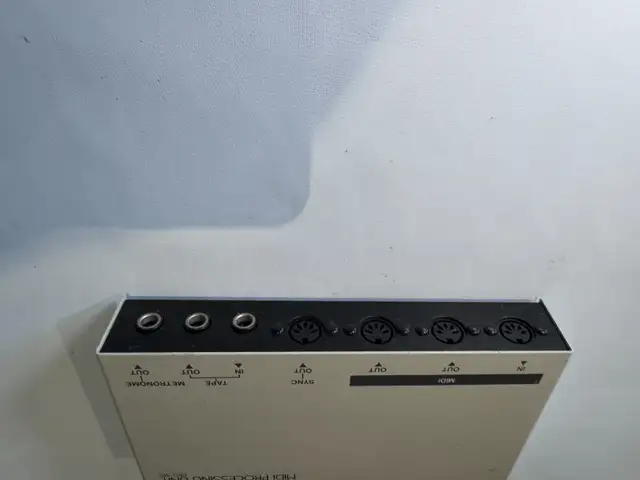 Vintage Roland DG MPU-401 MIDI Processing Unit Excellent in Pro Audio & Recording Equipment in City of Toronto - Image 4