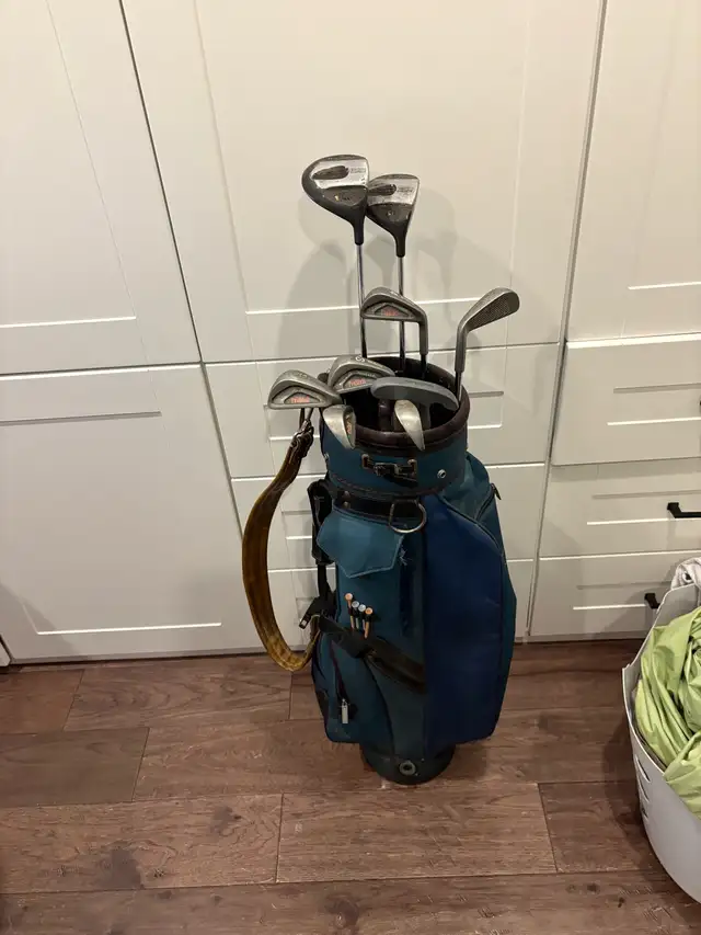 women’s prostaff right golf clubs and bag  in Golf in Guelph - Image 2