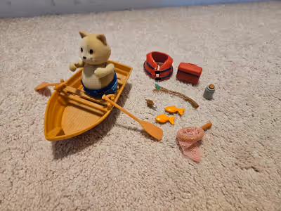 Like New Lil Woodzeez Fishing Boat Comes from pet and smoke free home Pick up in Milton 416 524 9199