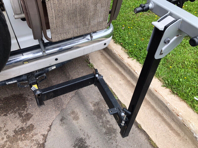 THULE SWING AWAY HITCH MOUNTED BIKE CARRIER in Other in Moncton - Image 4