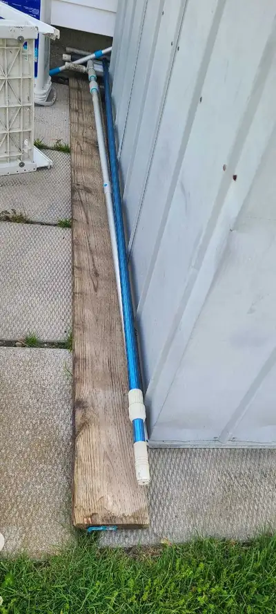 Get your pool sparkling clean with this used pool pole, perfect for attaching nets and brushes. This...