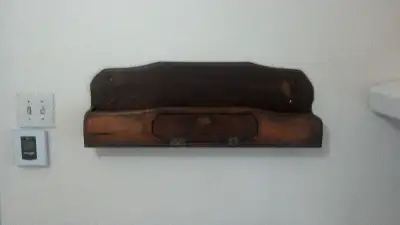 Étagère mural en bois 31" x 10" x 5"H avec petite porte  (190821, View more