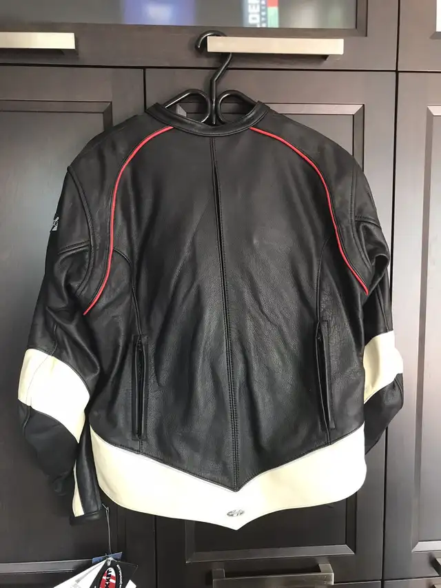 Joe Rocket Woman’s leather motorcycle jacket in Motorcycle Parts & Accessories in Longueuil / South Shore - Image 4