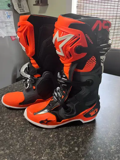 Alpinestars Tech 10 boots, size 9 , in excellent like new condition . Located in Thunder Bay.