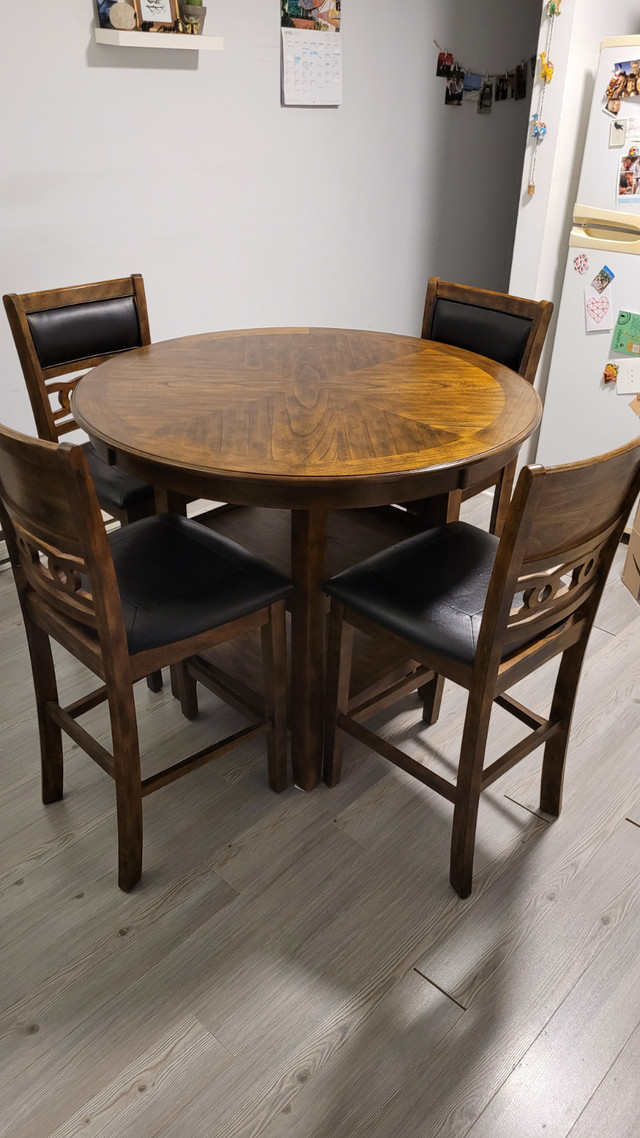 Round Solid Wood Dining Set + 4 chairs dans Mobilier de salle à manger et cuisine  à Ville de Montréal