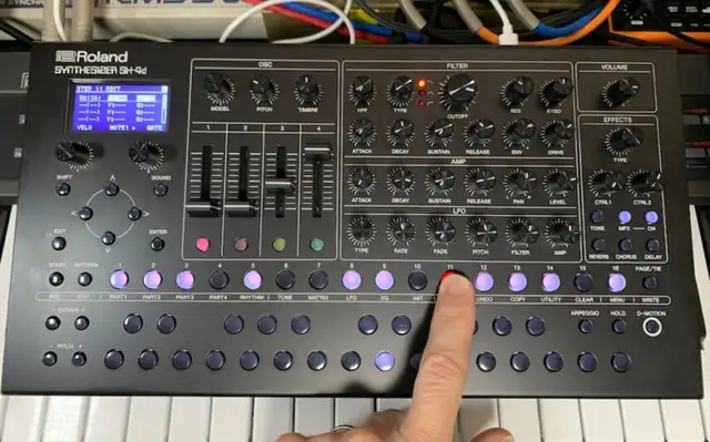 Roland SH-4D Polyphonic MULTI-TIMBRAL Desktop Synthesizer in Pro Audio & Recording Equipment in Saskatoon - Image 4