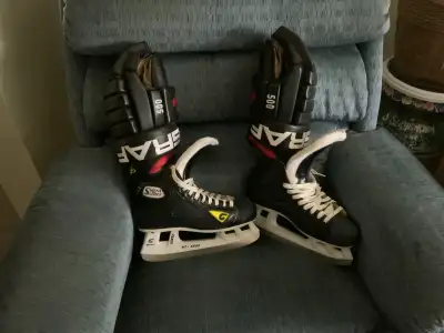 Graf supra 705 men’s hockey skates. Size 7.5 wide . Also men’s Graf hockey gloves Both items have ne...