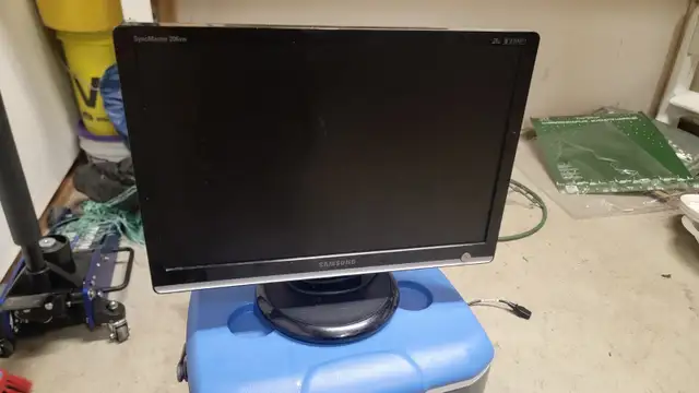 Samsung SyncMaster 206BW 20-inch LCD Monitor in Monitors in Oshawa / Durham Region - Image 2