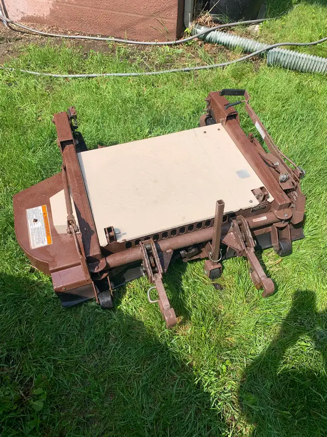 Tracteur à gazon in Lawnmowers & Leaf Blowers in Granby - Image 10