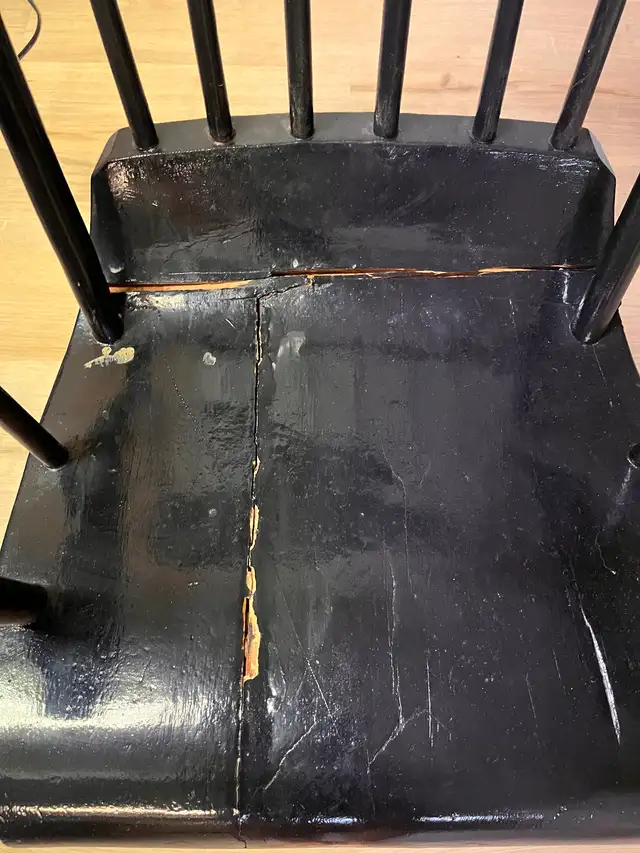 Antique wooden rocking chair - needs repair in Chairs & Recliners in Ottawa - Image 3