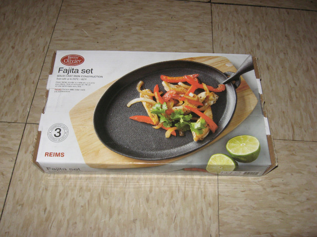New Fajita Cast Iron Serving Sizzler Pan /Plate & Wooden Serving in Other in Ottawa