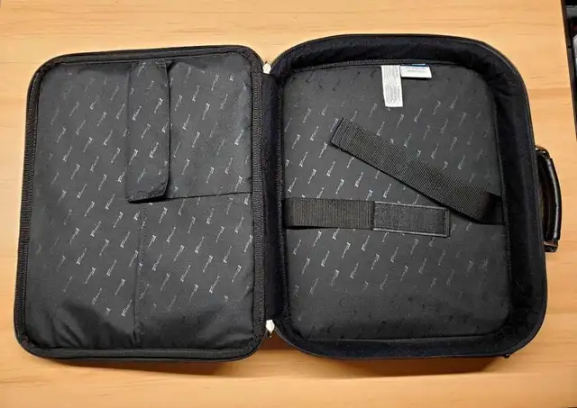 Targus 15.4" laptop carrying case in Laptop Accessories in Regina - Image 5