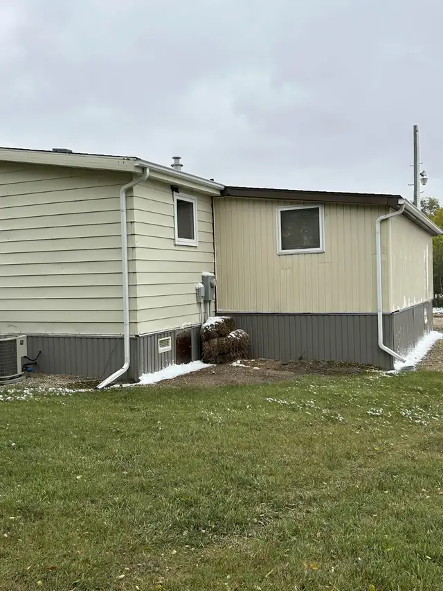 3 Bedroom, 1.5 Bath Double Wide Mobile Home **For Removal Only** in Houses for Sale in Regina - Image 5
