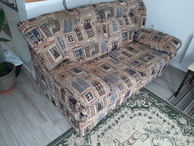 Divan lit, chaise berçante, table avec 2 chaises dans Sofas et futons  à Sherbrooke