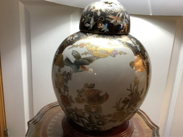 Vtg Ornate Asian Themed Porcelain/Ceramic Lamp w Redwood Base in Indoor Lighting & Fans in Belleville - Image 2