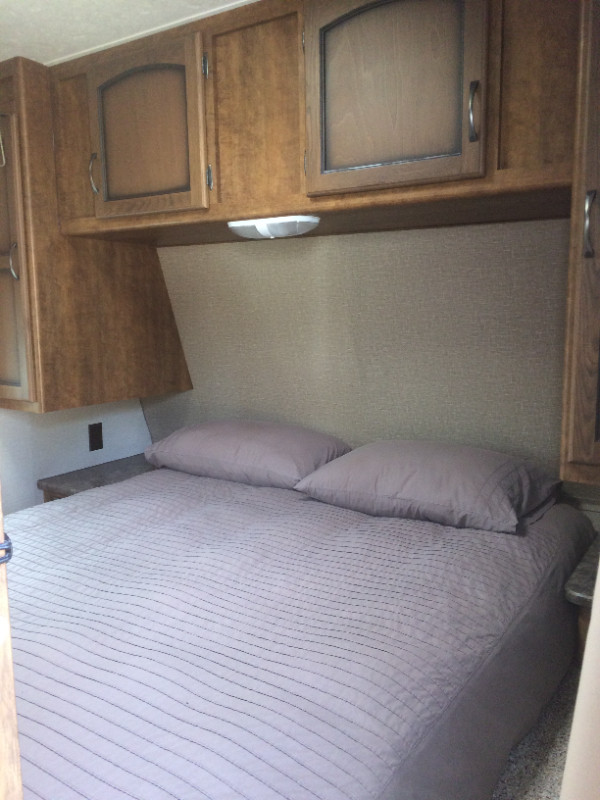 2015 26KS Zinger (bunks, island kitchen) in Travel Trailers & Campers in Lloydminster - Image 3