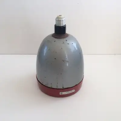 Here is a used Kodak darkroom safelight for black and white printing. Comes with a 15 watt bulb. Saf...