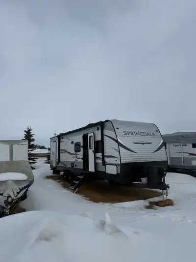 This trailer is in fantastic shape and ready to go, with room for the whole family! Model: 282BH 28f...