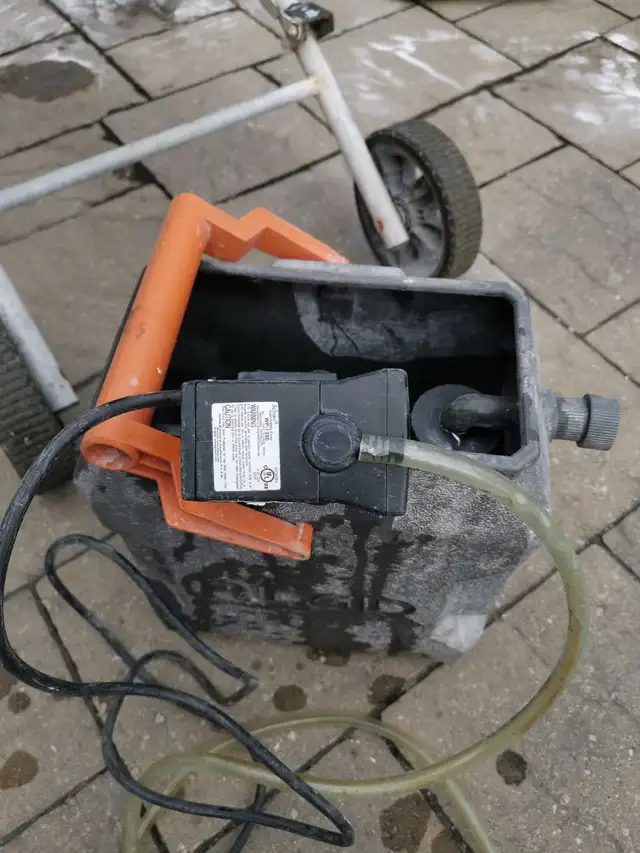 RIDGID 10-inch Wet Tile Saw in Power Tools in Markham / York Region - Image 6