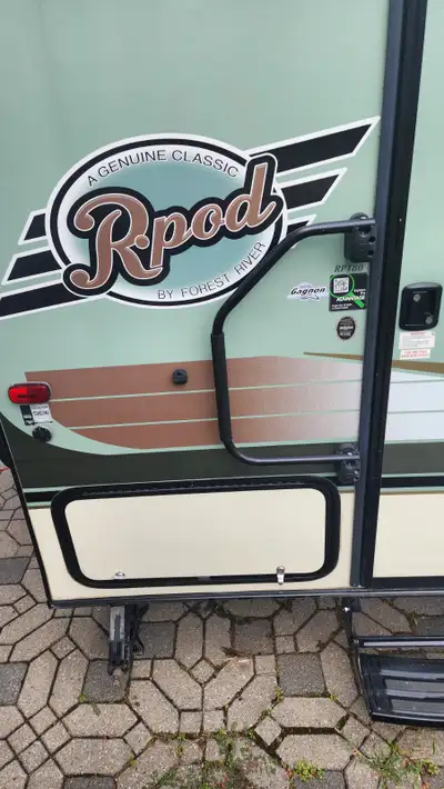 Roulotte peu utiliser, très propre, legère (2500 livres), couche 3 personnes (2 adultes, 1 enfant)....