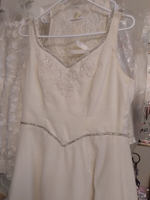 Lovely Ivory Velveteen Bridal Gown Wedding Dress 11/12 in Wedding in Oshawa / Durham Region - Image 3