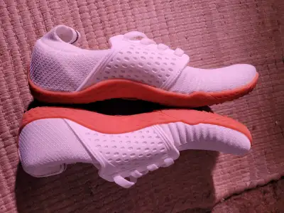8 -8.5 womens BRAND NEW White whitins barefoot sneakers. VERY COMFORTABLE, WIDER FIT, DROP HEEL DESI...