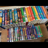Lot de 39 films cassettes VHS pour enfant Disney et Caillou