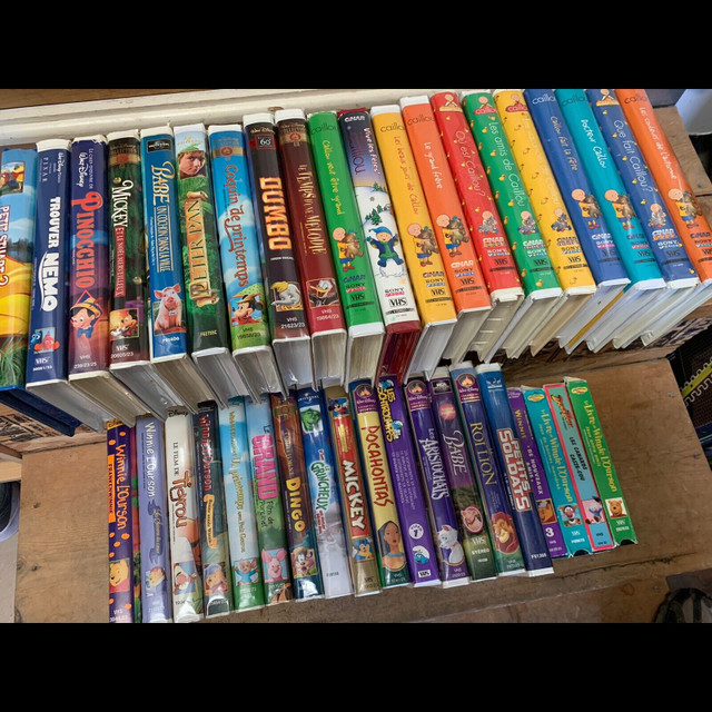 Lot de 39 films cassettes VHS pour enfant Disney et Caillou dans CD, DVD et Blu-ray  à Laval/Rive Nord
