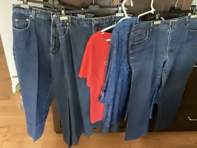 2 jeans 10$ chacun jupe longue en denin blouse t-shirt 14ans 20$, View more