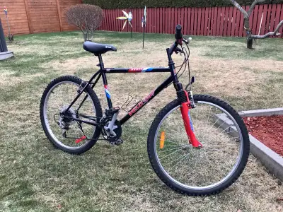 Voici un vélo de montagne VeloSort robuste et fiable, parfait pour affronter les sentiers ou les rue...