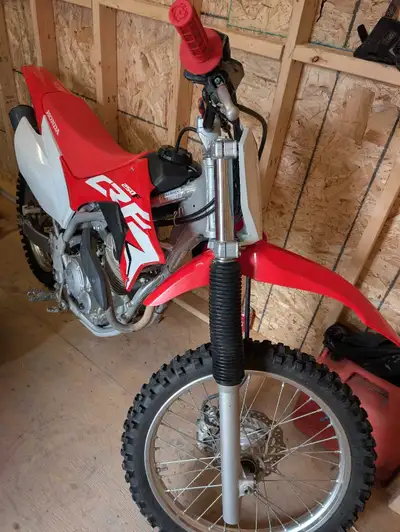 À vendre : Honda CRF250F 2020, fiable et prête à rouler. Moteur 250cc 4-temps puissant Démarrage éle...