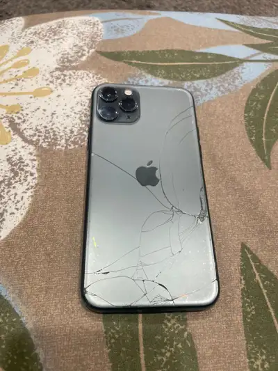 Cracked screen Face ID does not work 256 GB Will Negotiate with the right person