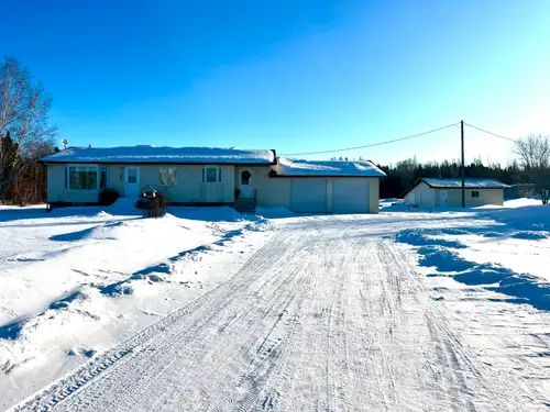 ✨ Charming Country Bungalow on 8 Acres — Just 5 Minutes from The Pas Located only 5 minutes from tow...