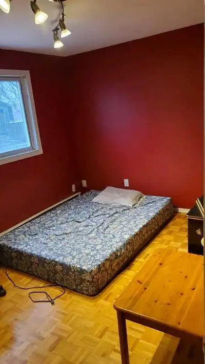 newmarket big room second floor room for rent in Thoms Cres, Newmarket, ON L3Y, Canada this can be a...