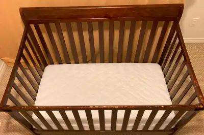 Storkcraft - Lit de bébé + matelas / Crib + mattress + cover, View more