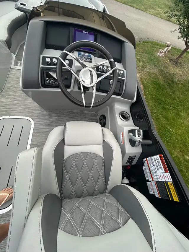 Bennington Pontoon Boat in Powerboats & Motorboats in Edmonton - Image 8