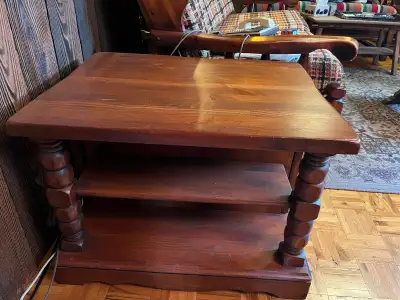 Table en bois massif avec deux portes et une tablette, View more
