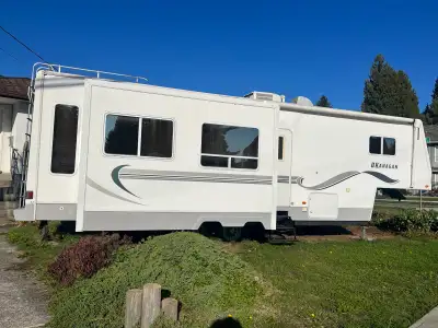 Iam selling my beautifull rv 33’ length Very good conditions Can sleep 4 persons One queen size bed...