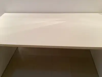 Table de travail blanche pour bureau de travail. Dimensions 60 pouces par 30 pouces. Hauteur 29 pouc...