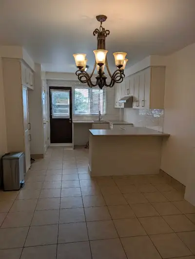 Grand 5 1/2 + salle d'eau+ salle lavage haut de duplex