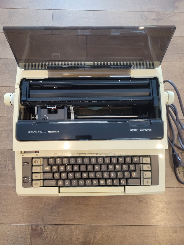 Machine à écrire électronique dans Appareils électroniques  à Longueuil/Rive Sud - Image 2