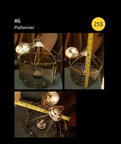 Plafonnier élégant, doté d'une structure en métal doré et de panneaux en verre fumé, idéal pour ajou...