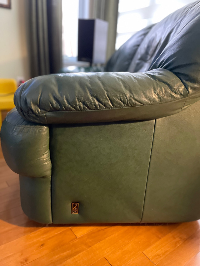 2 causeuses (250$ chacune) en cuir véritable ( love seat)  dans Sofas et futons  à Longueuil/Rive Sud - Image 2