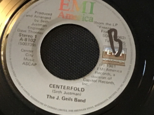 45 tours / 45 r.p.m. The J. Geils Band “Centerfold”(c)1981 dans Accessoires pour télé et vidéo  à Lévis - Image 3