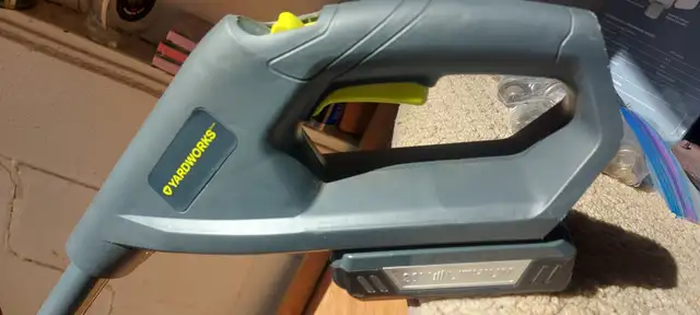 Yardworks Cordless Grass Trimmer - 20V Lithium Battery in Lawnmowers & Leaf Blowers in Barrie - Image 3