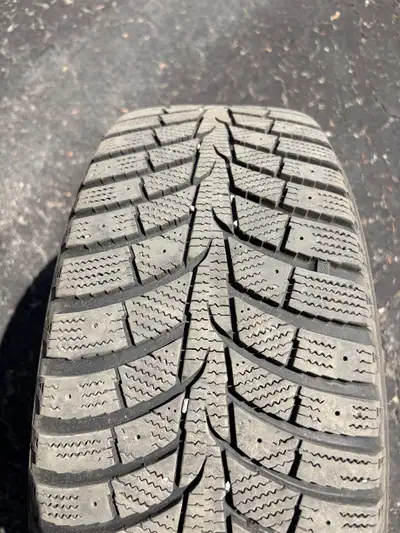 4 pneus d’hiver sur roue d’acier/ rims 5X114,3 215/55R17 Usure: 8/32 En bonne etat Un pneu a une cre...