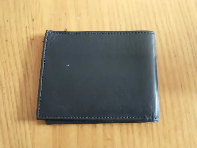 Roots genuine leather Made in Canada wallet in Men's in Laval / North Shore - Image 4